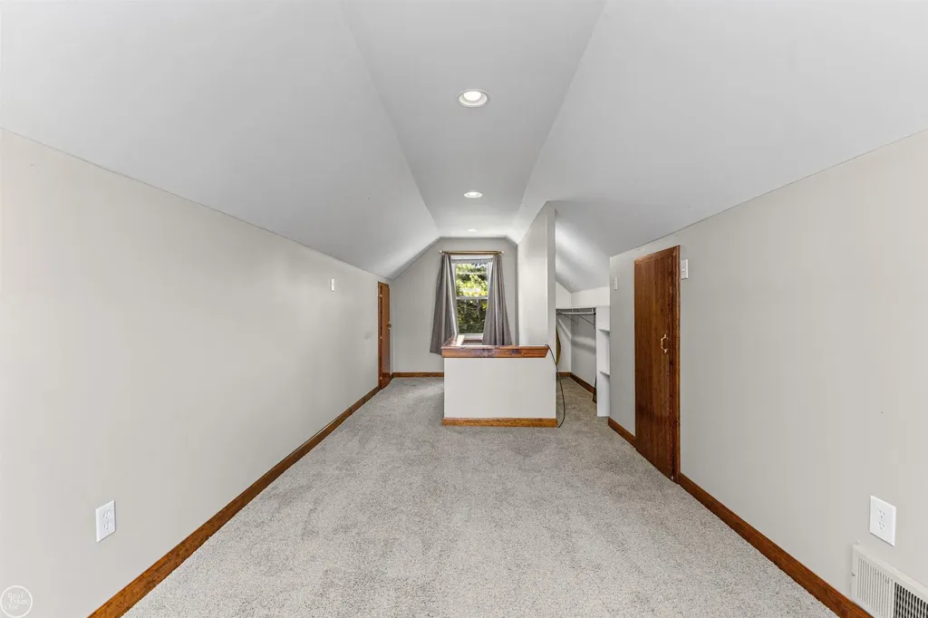 19505 Kelly Road Harper Woods City MI 48225