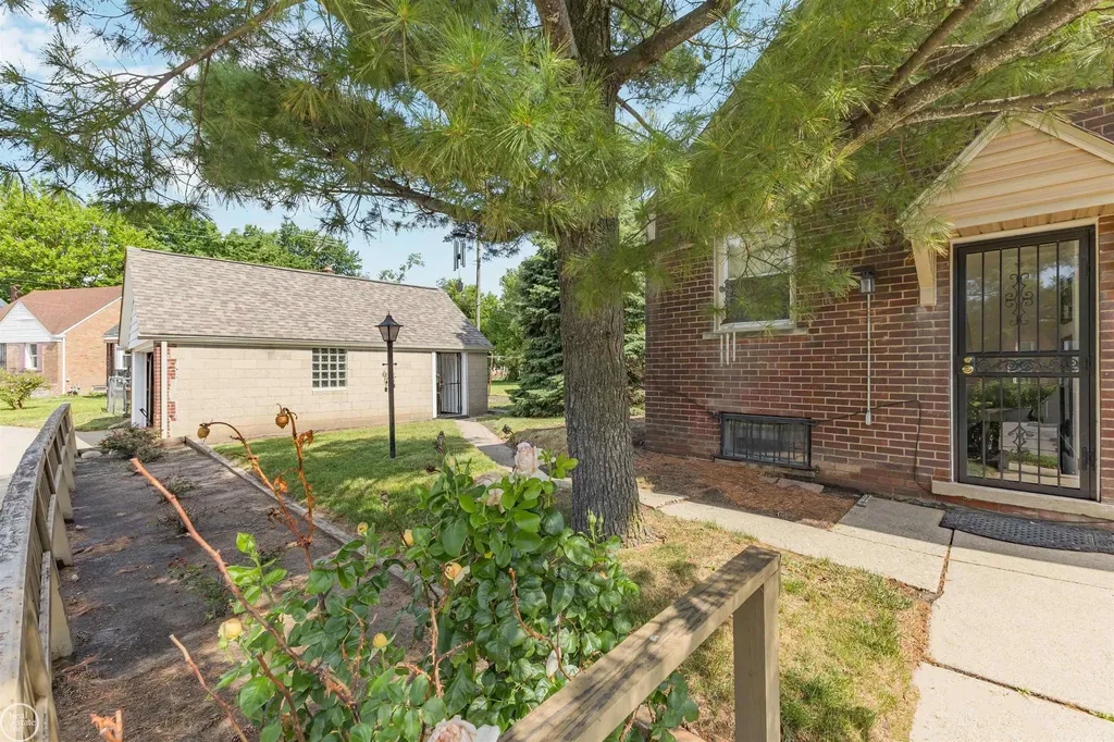 19505 Kelly Road Harper Woods City MI 48225