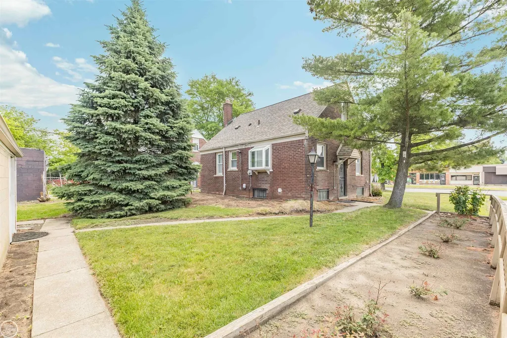 19505 Kelly Road Harper Woods City MI 48225