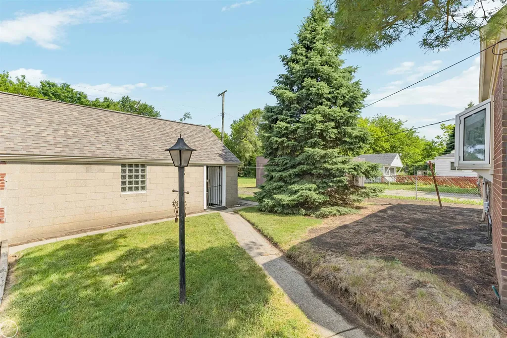 19505 Kelly Road Harper Woods City MI 48225