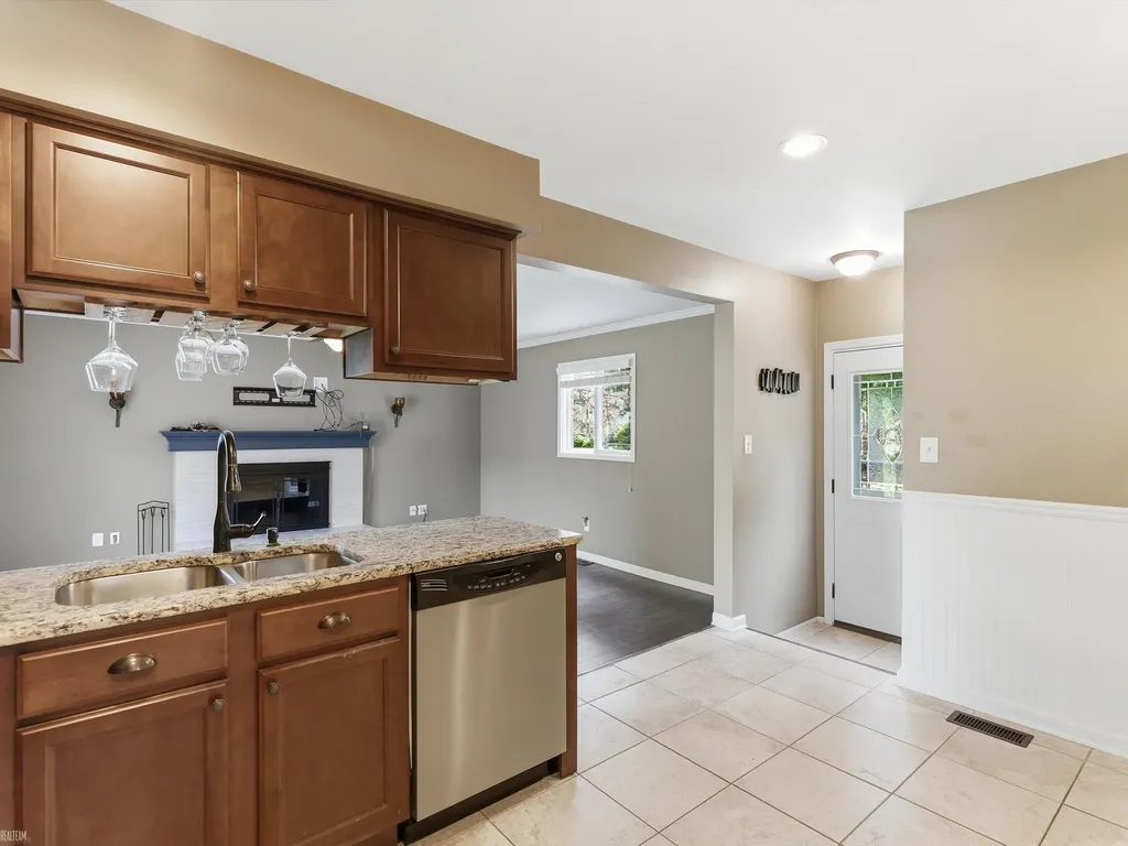2497 Avalon Drive Troy City MI 48083