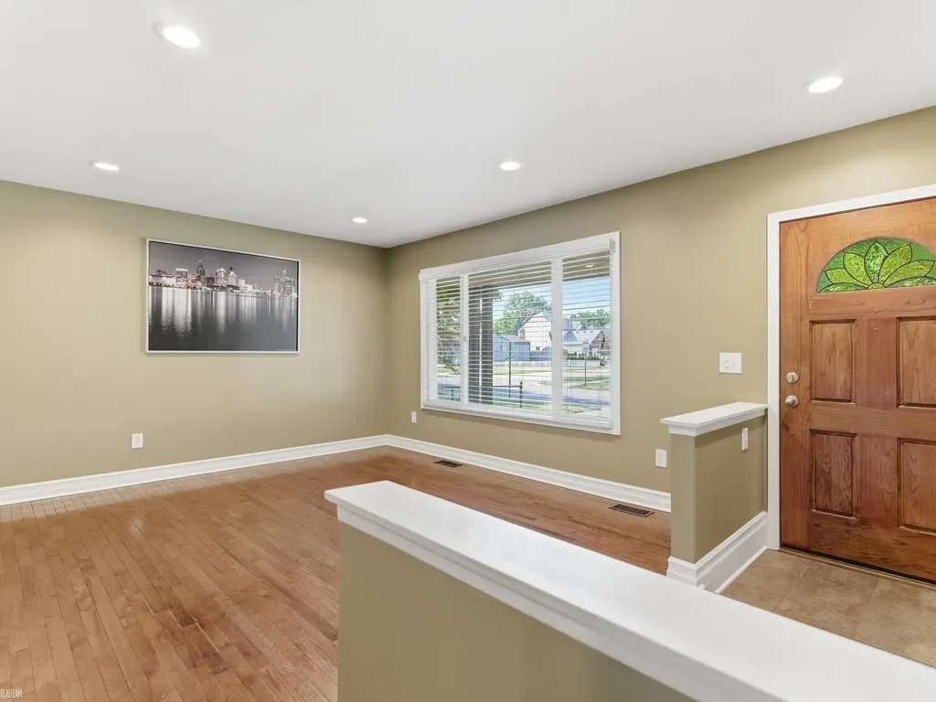 2497 Avalon Drive Troy City MI 48083