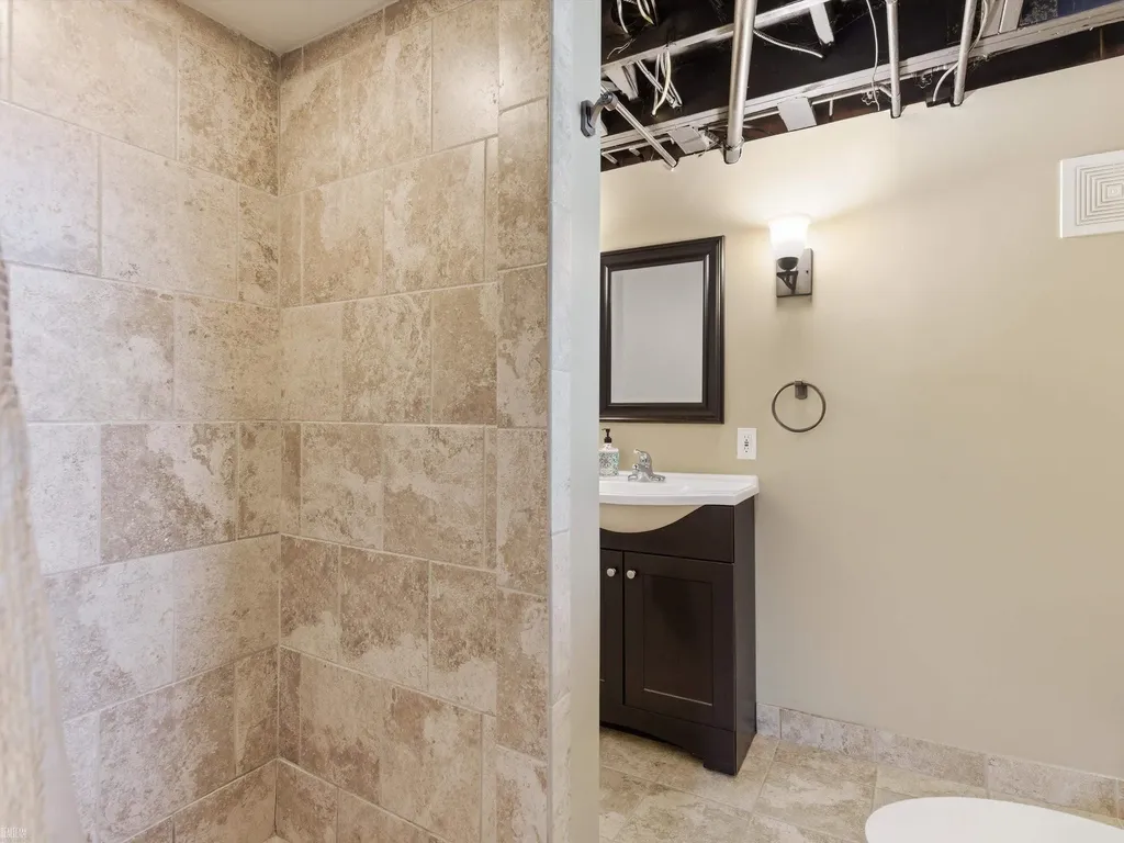 2497 Avalon Drive Troy City MI 48083