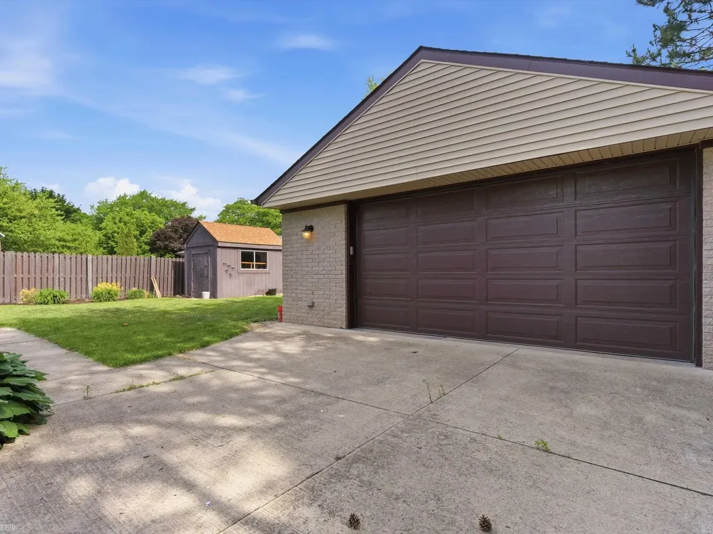 2497 Avalon Drive Troy City MI 48083