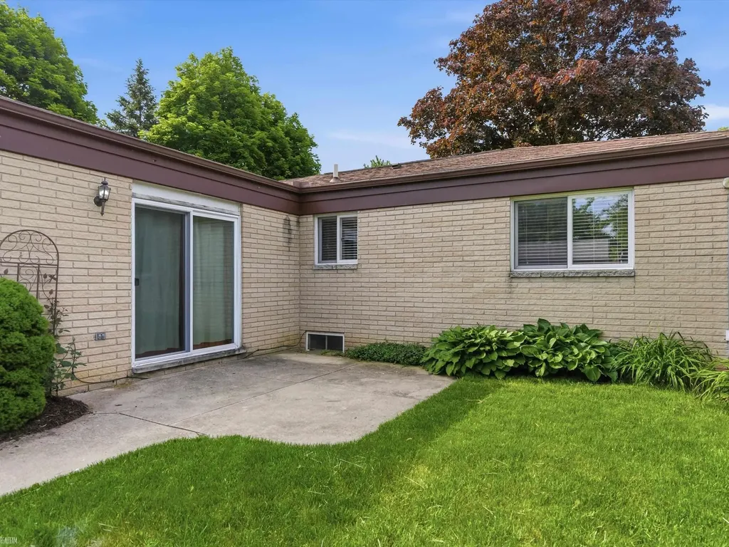 2497 Avalon Drive Troy City MI 48083