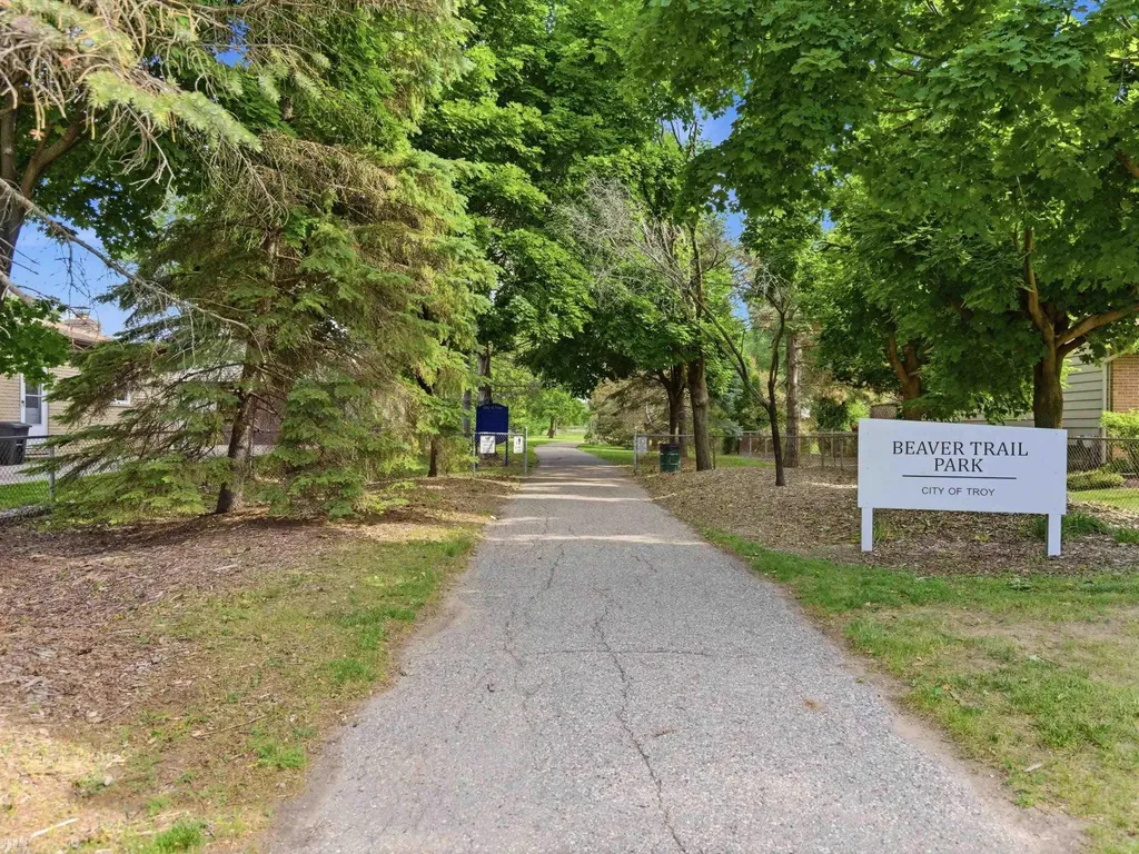 2497 Avalon Drive Troy City MI 48083
