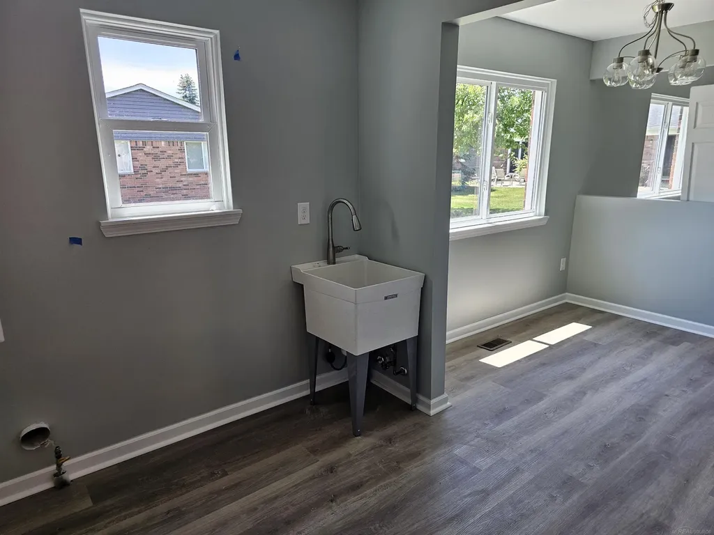 37971 Dor Sal Street Sterling Heights City MI 48312
