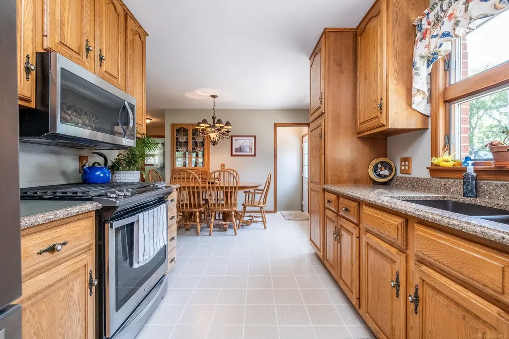 7368 Kubis Street Westland City MI 48185