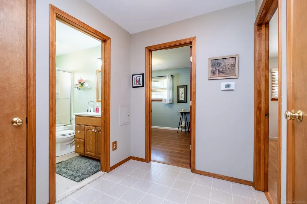 7368 Kubis Street Westland City MI 48185