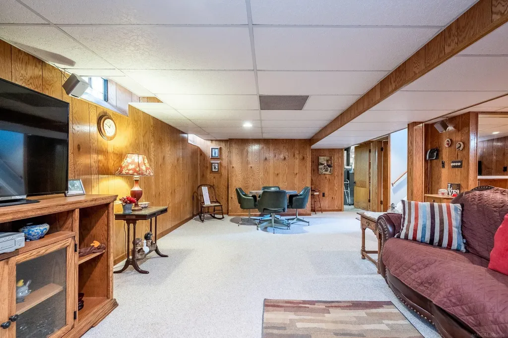 7368 Kubis Street Westland City MI 48185