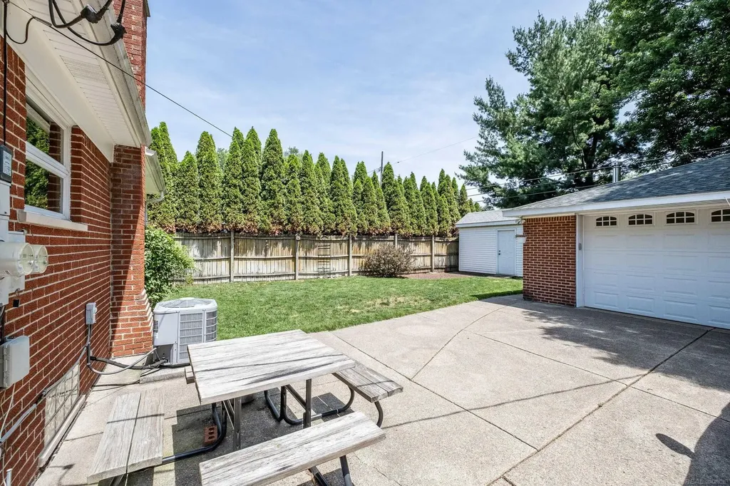 7368 Kubis Street Westland City MI 48185