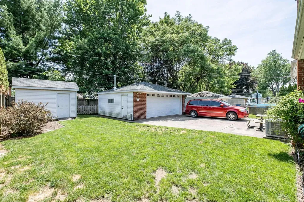 7368 Kubis Street Westland City MI 48185