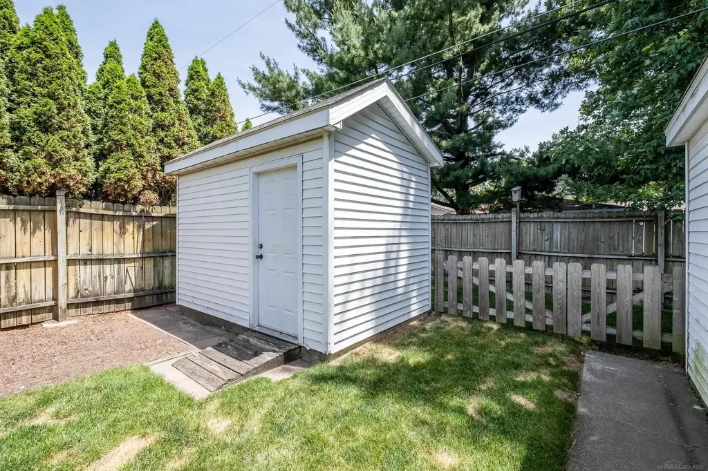7368 Kubis Street Westland City MI 48185