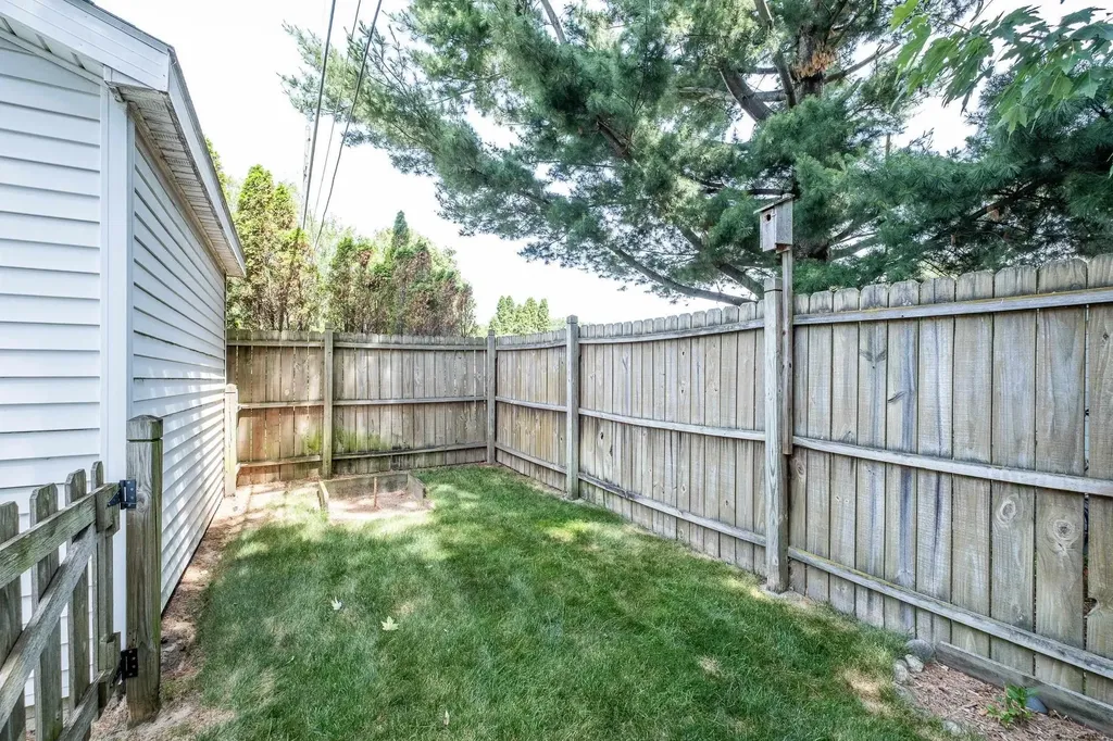 7368 Kubis Street Westland City MI 48185