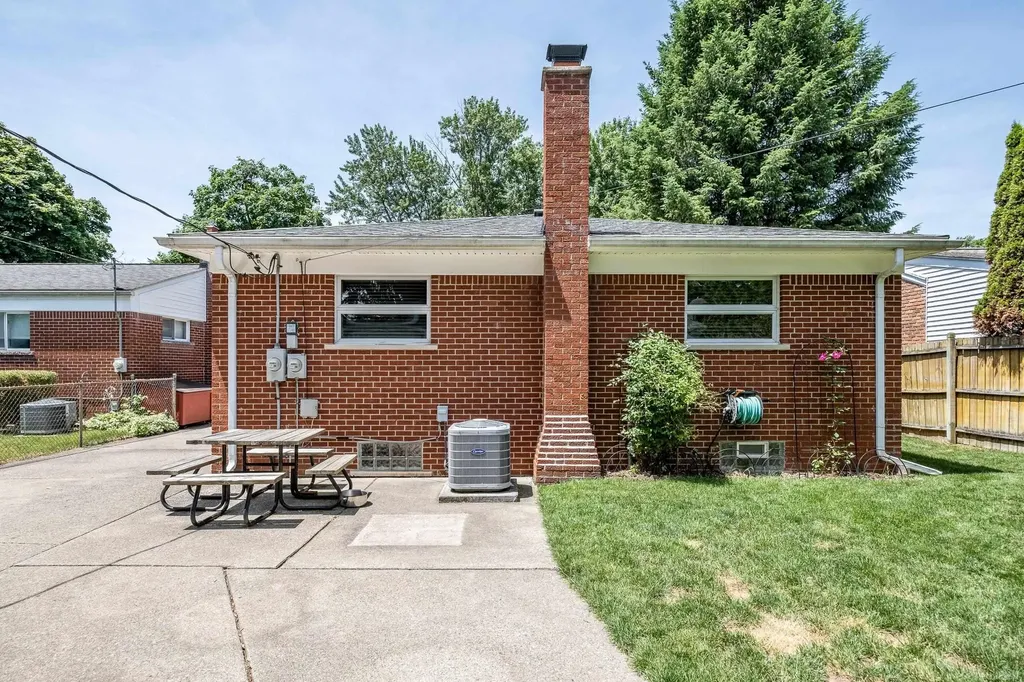 7368 Kubis Street Westland City MI 48185