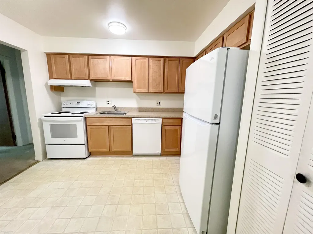 30703 Shiawassee Street Farmington Hills City MI 48336