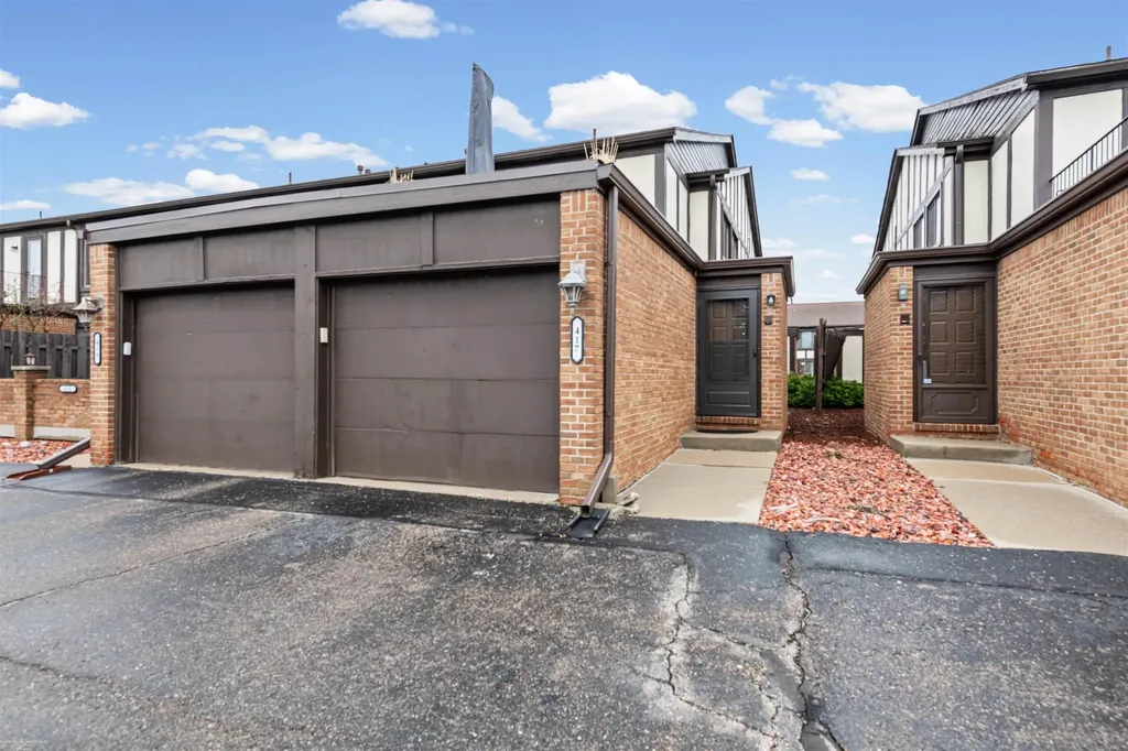 417 Country Club Drive St. Clair Shores City MI 48082