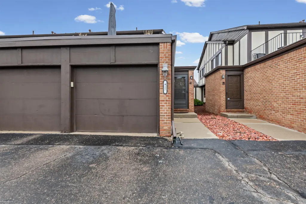 417 Country Club Drive St. Clair Shores City MI 48082