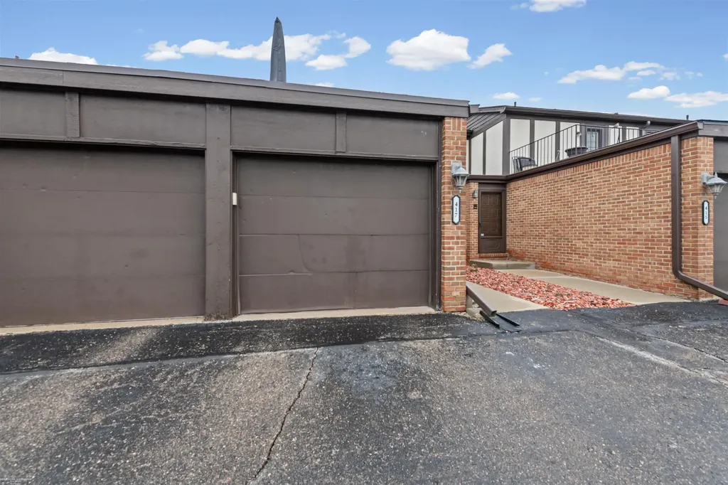 417 Country Club Drive St. Clair Shores City MI 48082