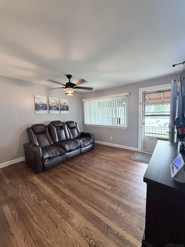 25264 Wiseman Street Roseville City MI 48066