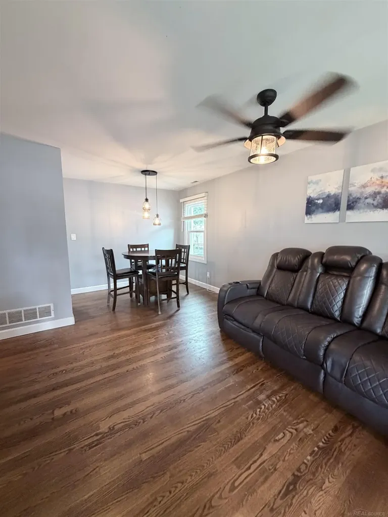 25264 Wiseman Street Roseville City MI 48066