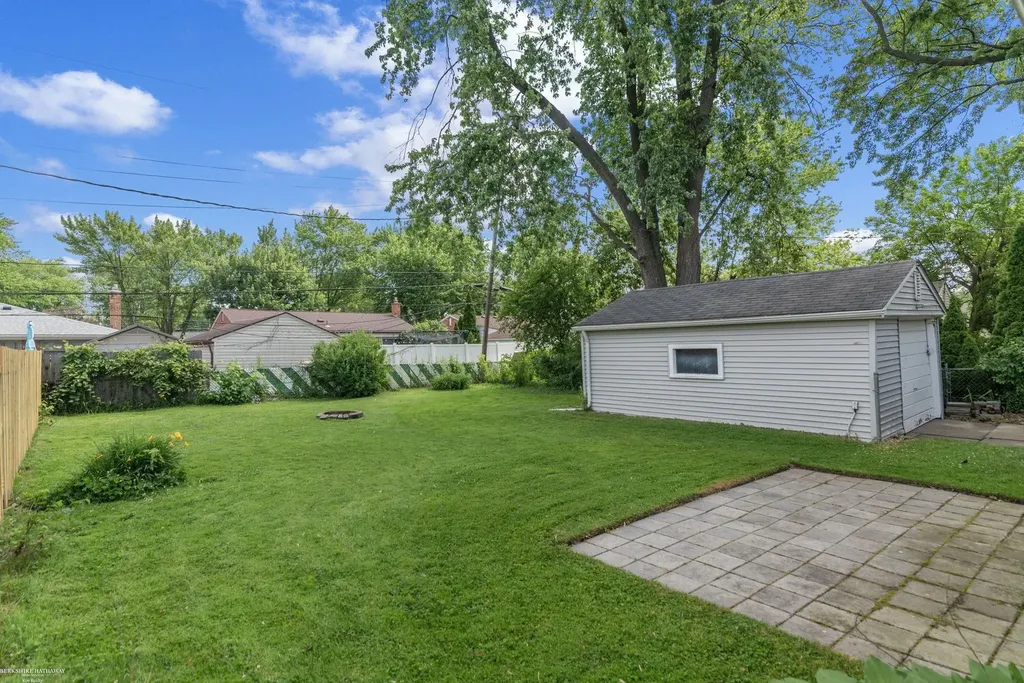 21613 Bon Heur Street St. Clair Shores City MI 48081