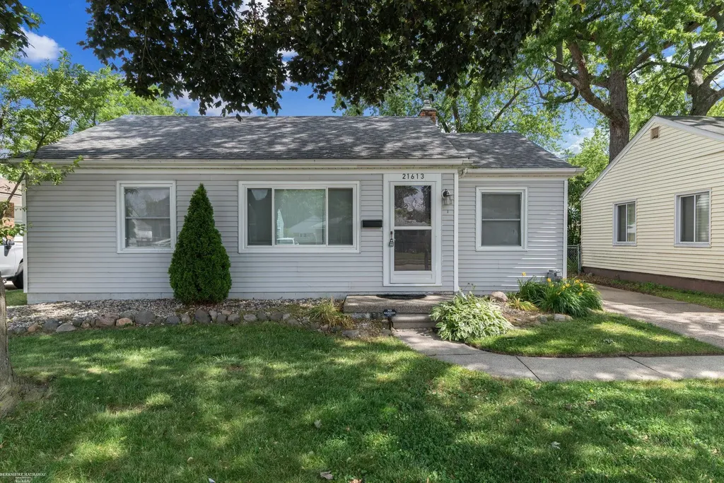 21613 Bon Heur Street St. Clair Shores City MI 48081