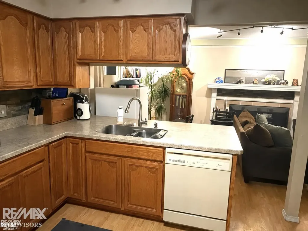 30607 Glenwood Circle Warren City MI 48088
