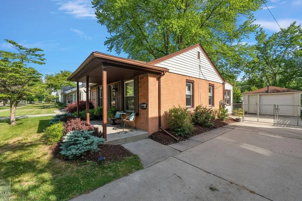 21935 Lange Street St. Clair Shores City MI 48080