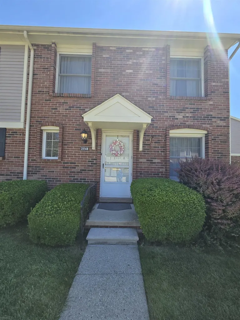 20148 S Great Oaks Circle Clinton Charter Township MI 48036
