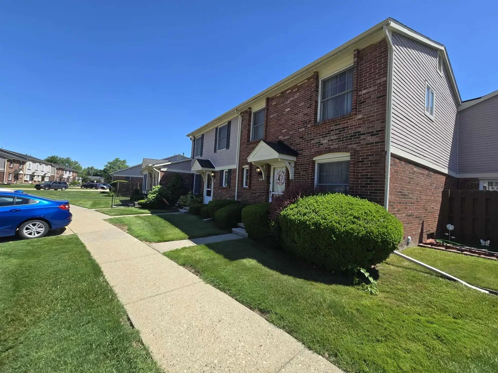 20148 S Great Oaks Circle Clinton Charter Township MI 48036