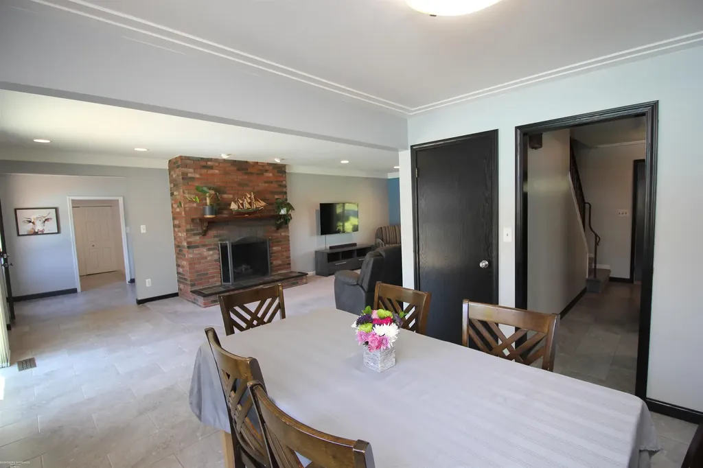 32310 Coventry Place Warren City MI 48093