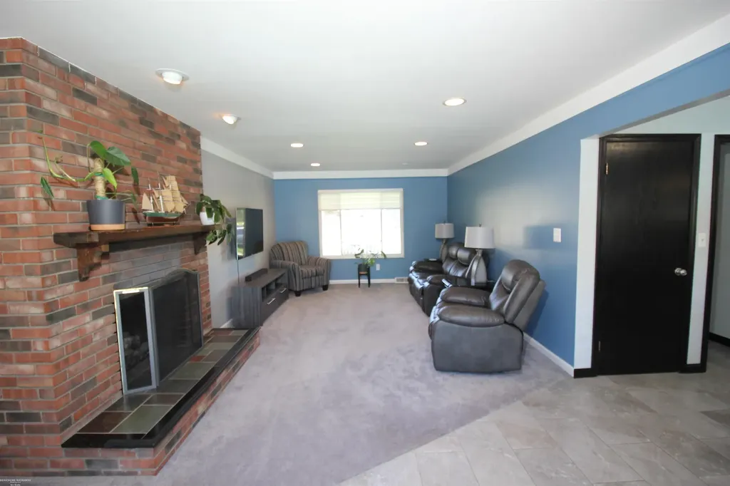 32310 Coventry Place Warren City MI 48093