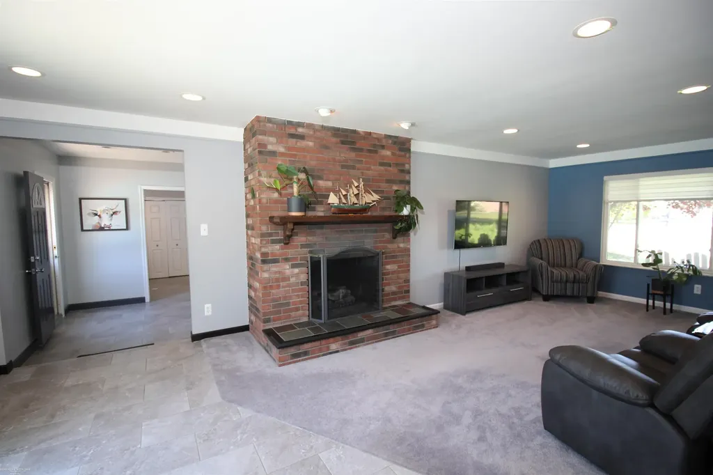 32310 Coventry Place Warren City MI 48093