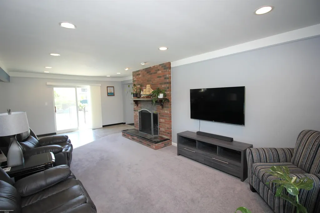 32310 Coventry Place Warren City MI 48093