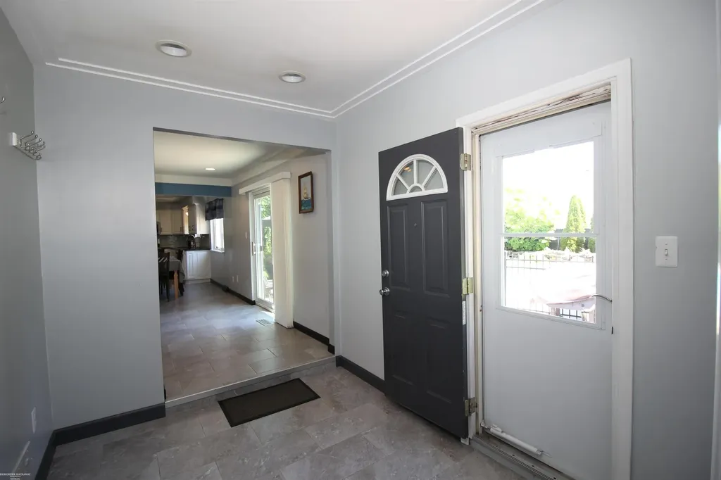 32310 Coventry Place Warren City MI 48093