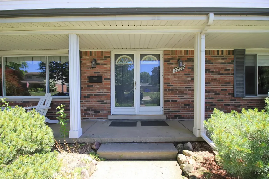32310 Coventry Place Warren City MI 48093