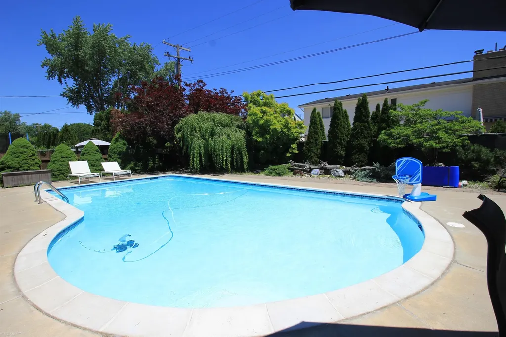 32310 Coventry Place Warren City MI 48093