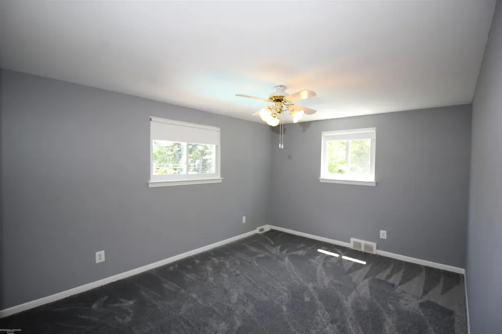32310 Coventry Place Warren City MI 48093