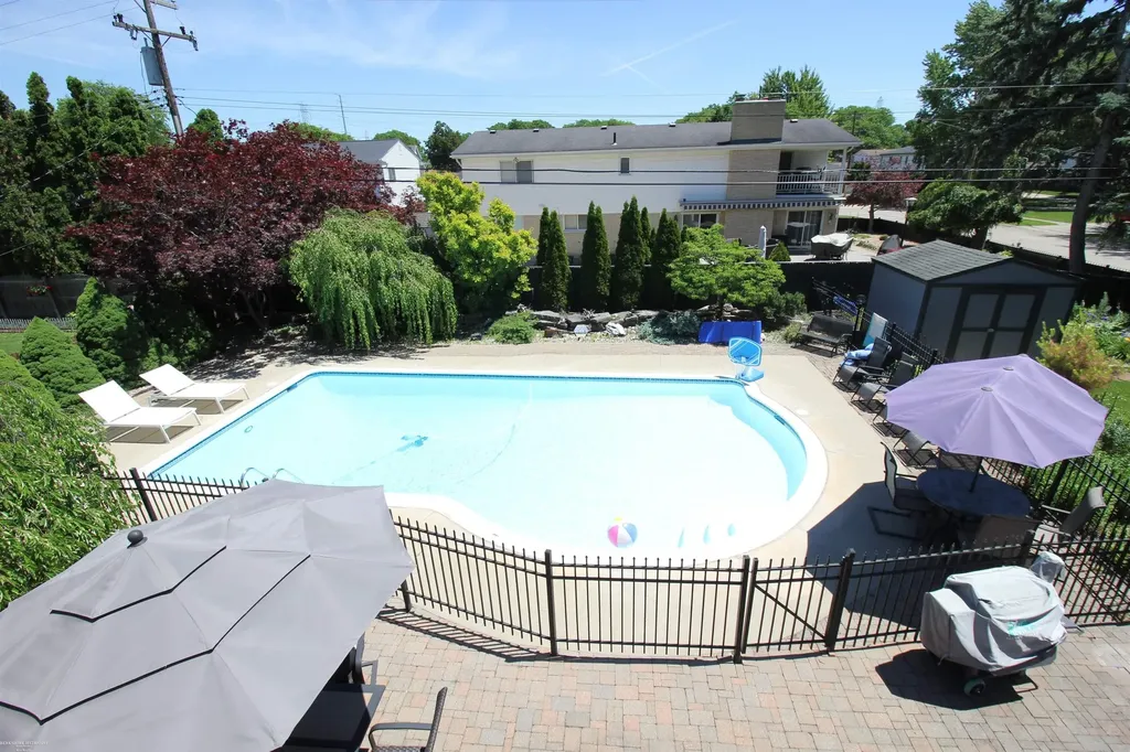 32310 Coventry Place Warren City MI 48093