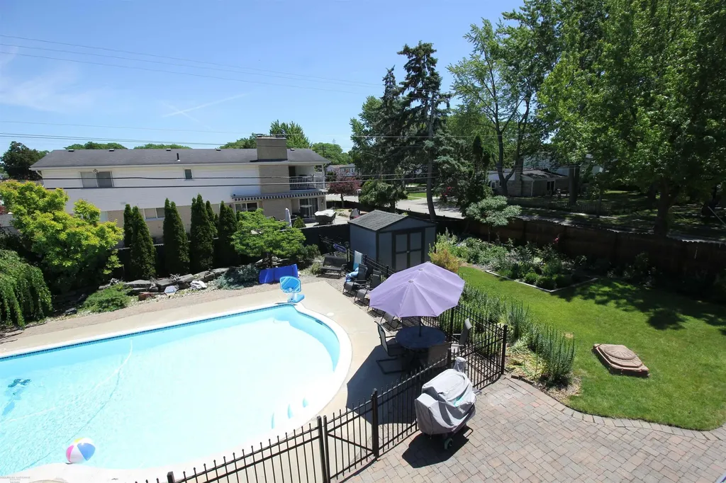 32310 Coventry Place Warren City MI 48093