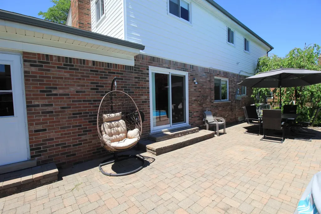 32310 Coventry Place Warren City MI 48093