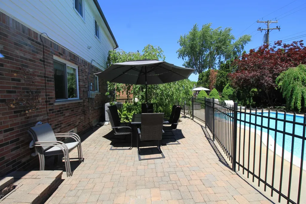32310 Coventry Place Warren City MI 48093