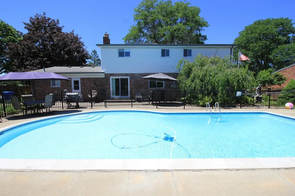 32310 Coventry Place Warren City MI 48093