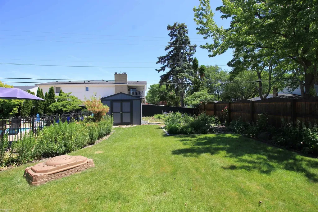 32310 Coventry Place Warren City MI 48093