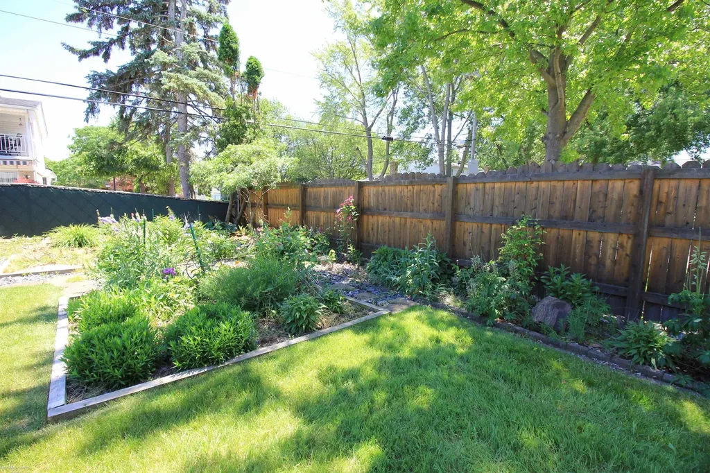 32310 Coventry Place Warren City MI 48093