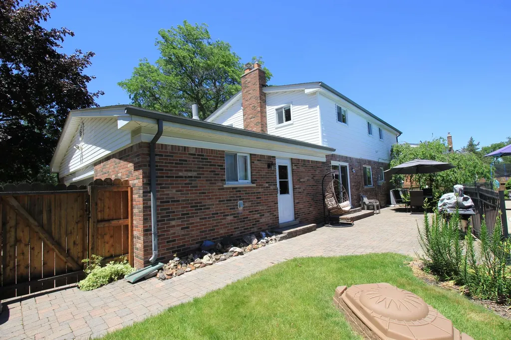 32310 Coventry Place Warren City MI 48093