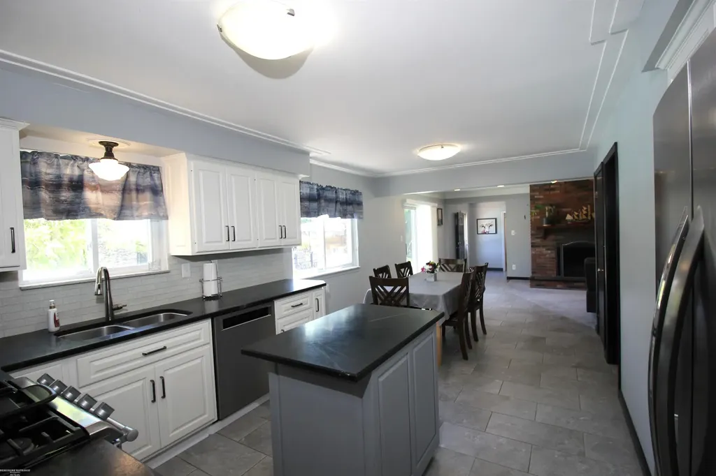 32310 Coventry Place Warren City MI 48093