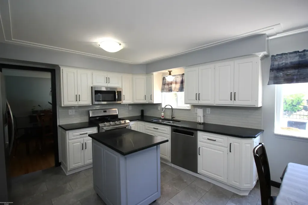 32310 Coventry Place Warren City MI 48093