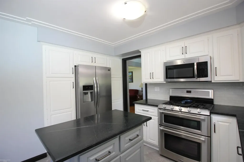 32310 Coventry Place Warren City MI 48093